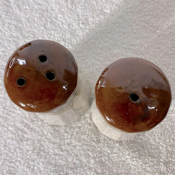 Vintage  Ceramic Stoneware Tan Brown Salt & Pepper Shakers - Picture 2 of 7